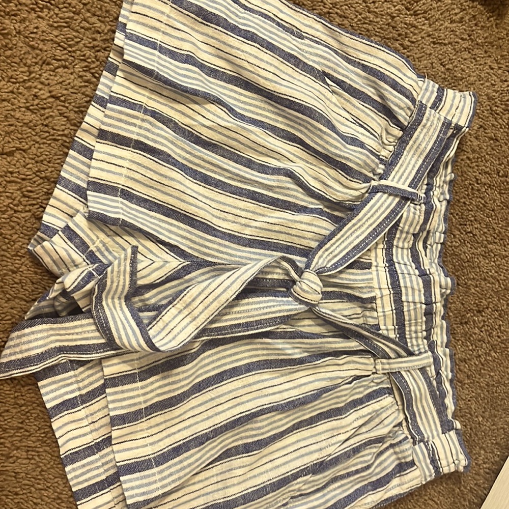 beachy white and blue striped shorts worn zero times no tag